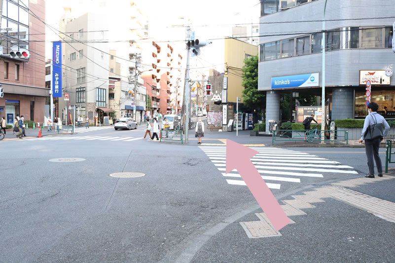 ⑧恵比寿駅東口交差点の横断歩道を渡ります。